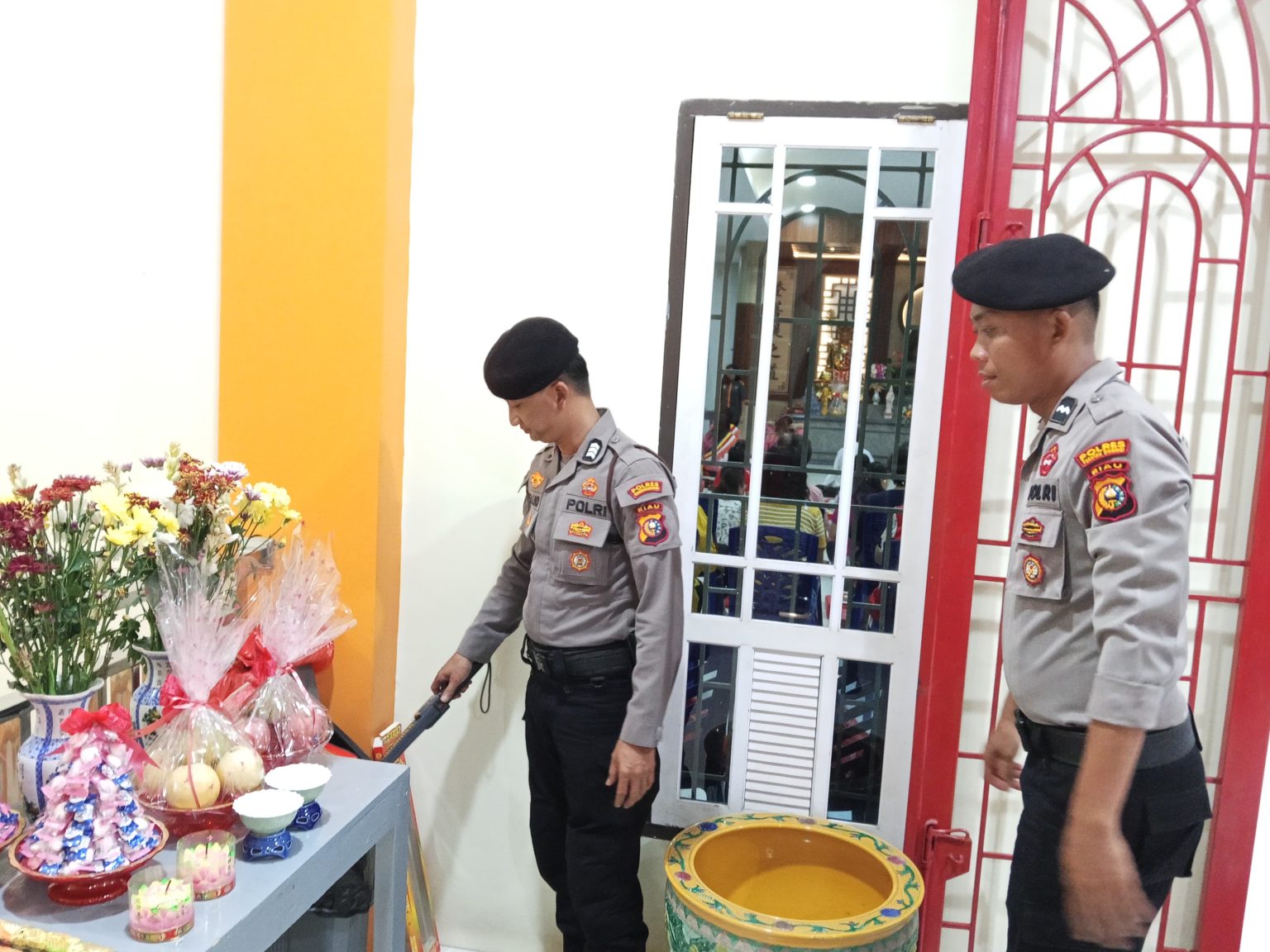 Sterilisasi Seputaran Wihara Sriwijaya, Polres Kuantan Singingi Pastikan Keamanan Jelang Kegiatan Keagamaan
